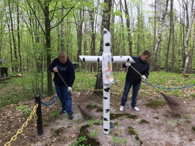 Голова облради Віктор Овчарук долучився до прибирання музею УПА під відкритим небом