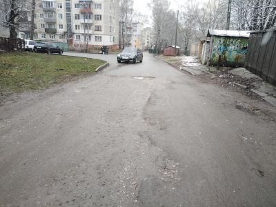 У Тернополі водій на весь день залишив автомобіль посеред дороги (фотофакт)