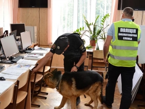 На Тернопільщині чоловік повідомив поліцейським про закладення вибухового пристрою в автомобілі поблизу школи