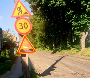 У різних мікрорайонах Тернополя ремонтують дорогу
