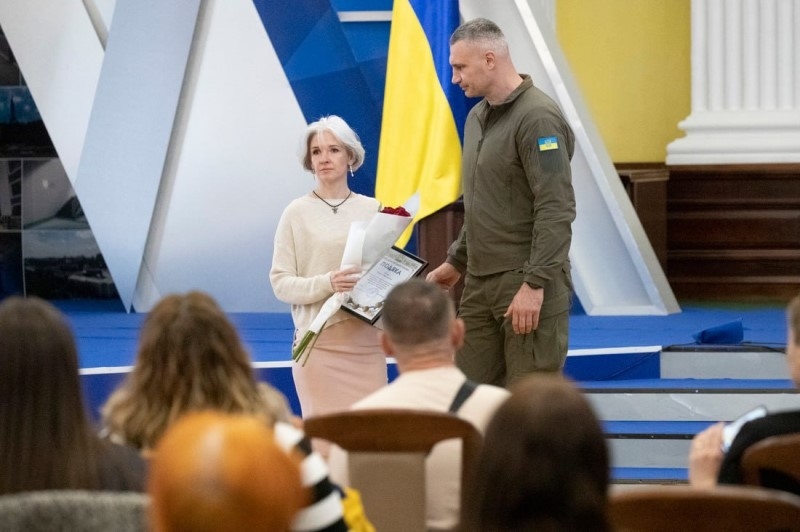 Віталій Кличко напередодні Дня матері вручив відзнаки міського голови 29 жінкам – військовим та волонтеркам