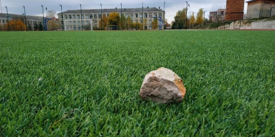 У місті на Тернопільщині невідомі закидають спорткомплекс камінням (фото)