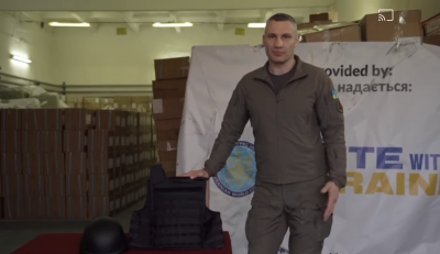 Віталій Кличко передав 5 тисяч бронежилетів та 5 тисяч кевларових касок командуванню Сухопутних військ України