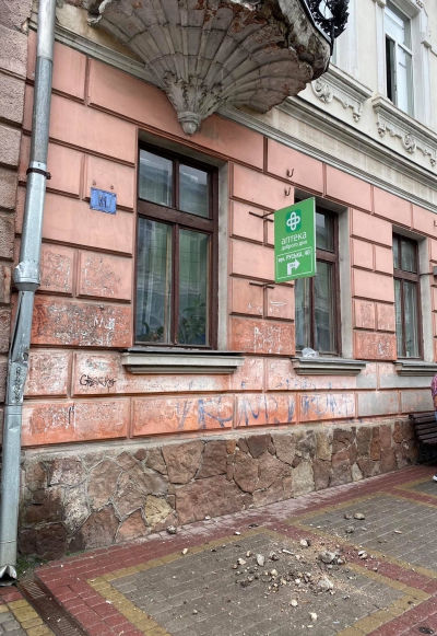 У центрі Тернополя людям на голову обвалюється балкон (фотофакт)