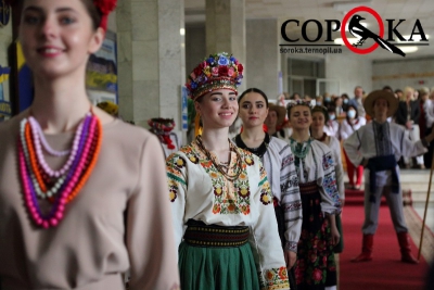 У Тернопільській ОДА презентували традиційний український одяг (фоторепортаж)