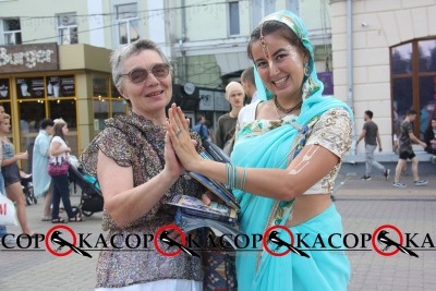 В центрі Тернополя десять послідовників Крішни в незвичних убраннях привертали увагу містян (фото)