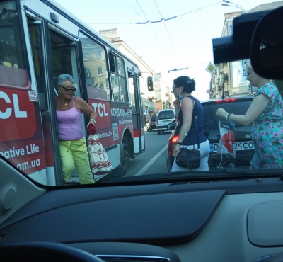 У Тернополі водій тролейбуса наражає людей на небезпеку