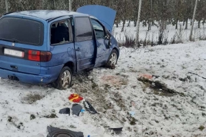 На засніженій дорозі у Тернопільській області перекинувся автомобіль