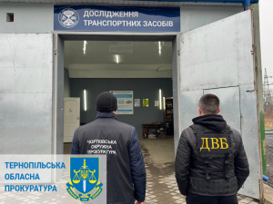 У Тернопільській області на хабарі спіймали адміністраторку територіального сервісного центру та експерта МВС України
