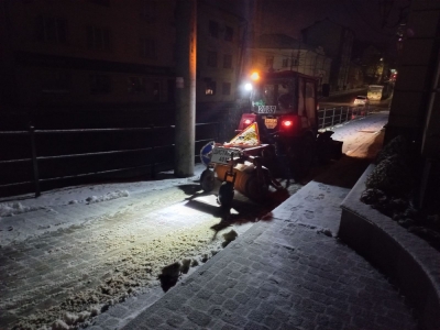 Впродовж ночі у Тернопільській громаді працювали 24 одиниці спеціалізованої снігоочисної техніки