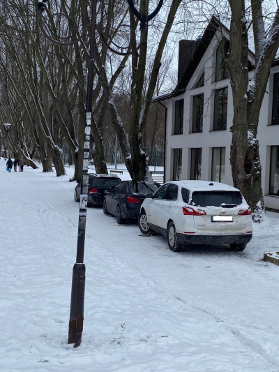У Тернопільському парку автівки паркують просто на тротуарах (фотофакт)
