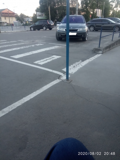 Тернопільський водій припаркувався одразу на два місця