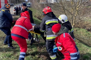 Чергова ДТП на Тернопільщині: рятувальники діставали водія з понівеченої автівки