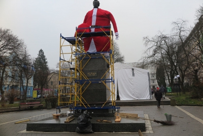 Скандальний пам’ятник Пушкіну в Тернополі переодягнули у фінського Санту (фотофакт)