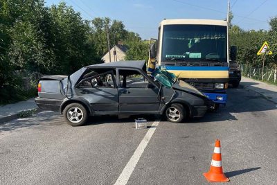 На Тернопільщині іномарка протаранила рейсовий автобус