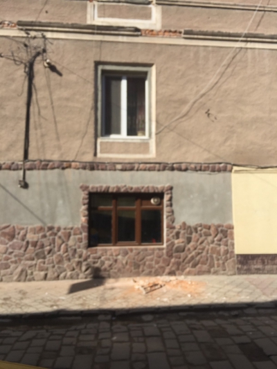 У місті на Тернопільщині людям на голову сиплеться бетон (фотофакт)