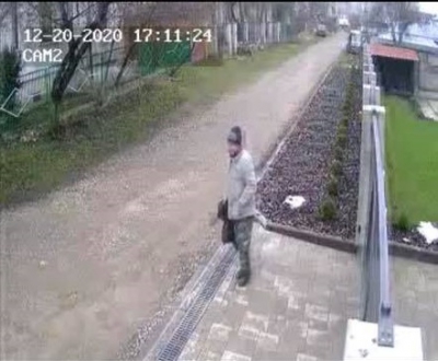 У Тернополі розшукують чоловіка, який краде рослини (фото, відео)