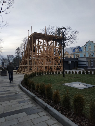 У центрі Тернополя демонтовують гірку для тюбінгу (фотофакт)