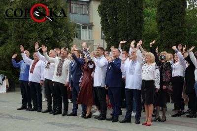 У центрі Тернополя люди об&#039;єдналися в «живий» герб (фото)