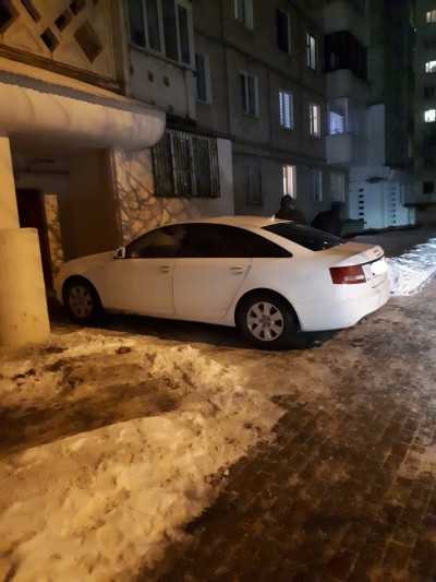 У Тернополі водій заблокував вихід з під&#039;їзду своєю автівкою (фотофакт)