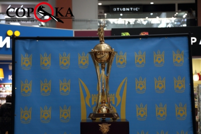 Тернополяни мають нагоду сфотографуватися з Кубком України з футболу (фотофакт)