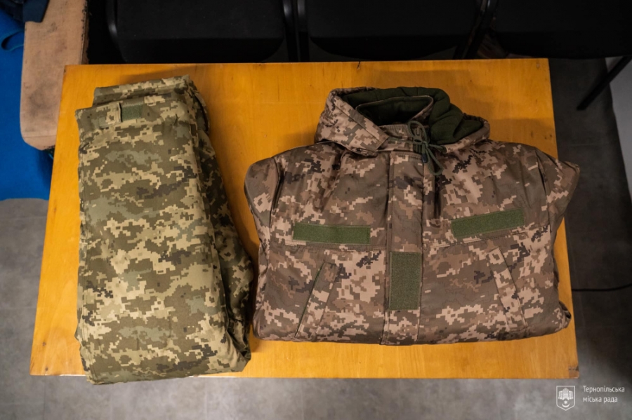 Ще 200 комплектів теплої військової форми з Тернополя передали для захисників