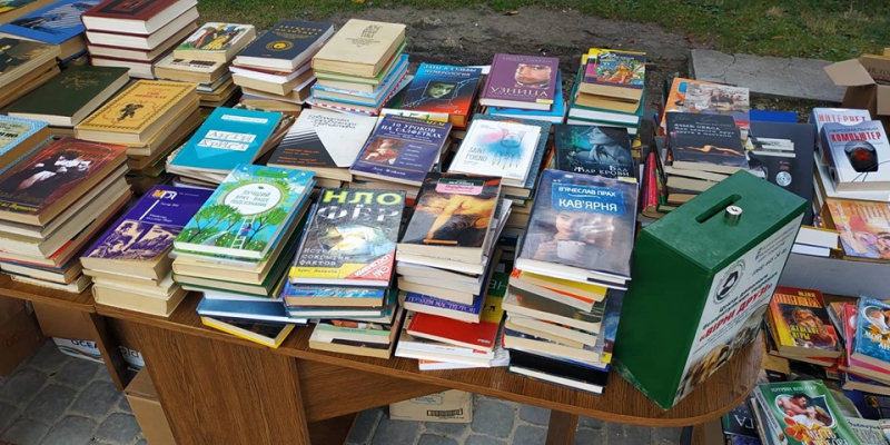 Тернополяни збагачувалися книжками, щоби допомогти безпритульним тваринам (фото)