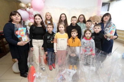 У Тернополі волонтери «Платформи єдності» організували акцію, під час якої діти виготовляли обереги для військових (фото, відео)