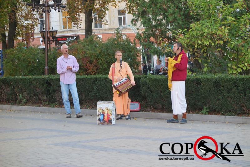 На головній площі Тернополя незвичайні люди співали махамантри (фотофакт)