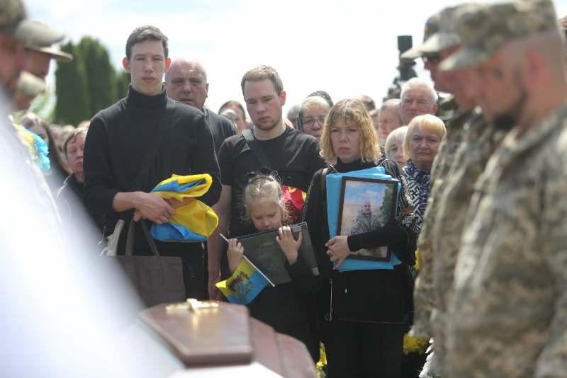 У Тернополі сьогодні поховали батька трьох дітей Петра Воробця, який загинув в боях за Україну (фото)