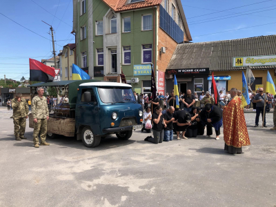 Жителі громади на Тернопільщині навколішки зустріли полеглого захисника Володимира Новоринського