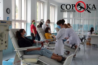 Напередодні Дня донора у Тернополі зібрали майже 14 літрів крові (фоторепортаж)