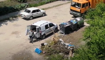 Житель Тернопільщини, який викидав купи сміття з автомобіля, потрапив в об&#039;єктив камери (відео)