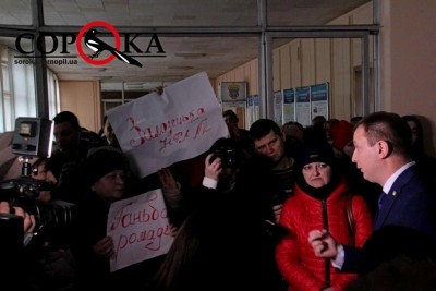 Невиплата зарплат та мільйонна заборгованість «вивела» працівників Залозецької лікарні на страйк до Тернопільської ОДА (фото)