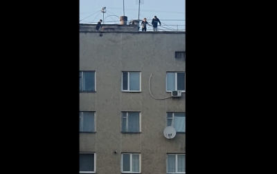 У Тернополі неповнолітні кидали каміння з даху (відео)