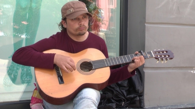 Невтомний мандрівник з гітарою: як вуличний музикант Стецько Х’юстон наповнює Тернопіль мелодіями (фото)