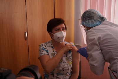 У Тернополі першою, хто вакцинувався від коронавірусу, стала лікарка-інфекціоністка