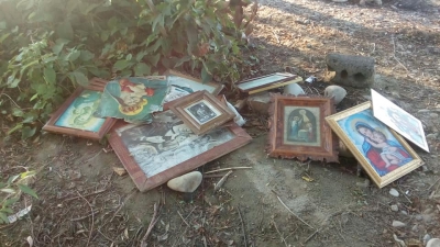 На Тернопільщині посеред дороги викинули купу ікон (фото)