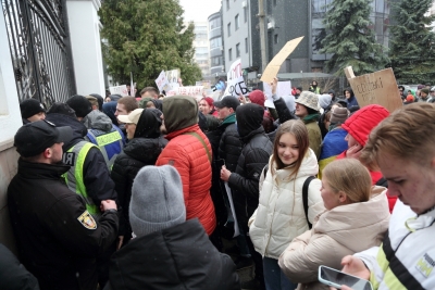 «Московські попи – спонсори війни»: у Тернополі кілька сотень людей вийшли на протест проти російської церкви (фоторепортаж)