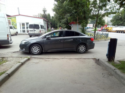 У Тернополі невідомий водій заблокував тротуар (фотофакт)