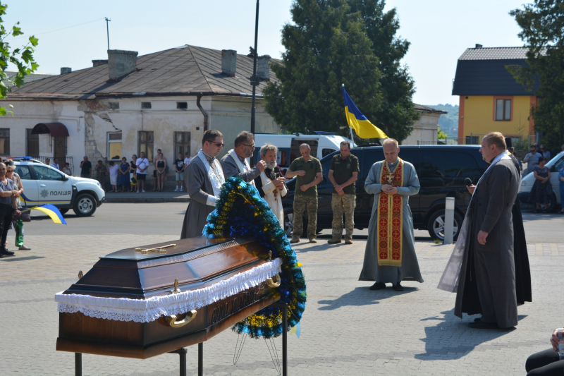 Мешканці громади на Тернопільщині попрощалися з воїном Сергієм Хоміцьким