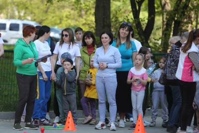 «Мама може все»: у Тернополі до Дня матері провели спортивно-святкову руханку (фоторепортаж)