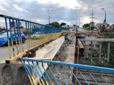 На Гаївському мості у Тернополі встановлюють опори