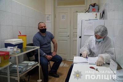На Тернопільщині від коронавірусу вакцинують правоохоронців