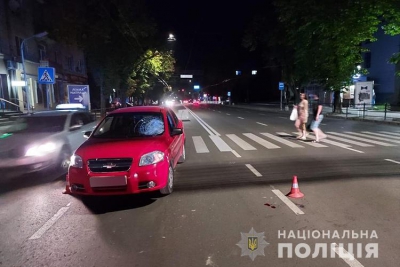Раптово вибіг на дорогу: у Тернополі під колесами іномарки ледь не загинув чоловік