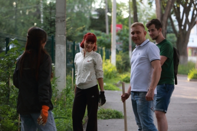У Тернополі прибрали калинову алею та прикрасили кущі патріотичними стрічками (фоторепортаж)