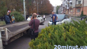 У центрі Тернополя жінка на електрокарі знесла металеву огорожу та виїхала на тротуар