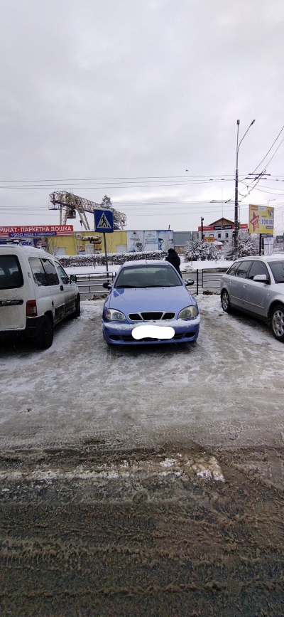 У Тернополі невідомий припаркував автівку просто на переході (фотофакт)