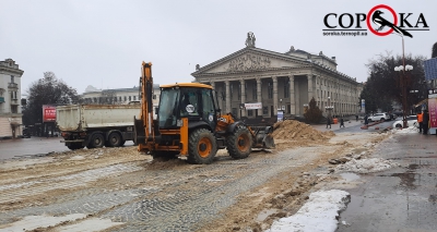 У центрі Тернополя прибирають гору снігу з піском (фотофакт)