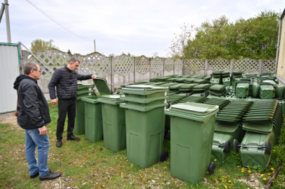 Лановецька громада отримала 2 тисячі контейнерів для ТПВ від донорів